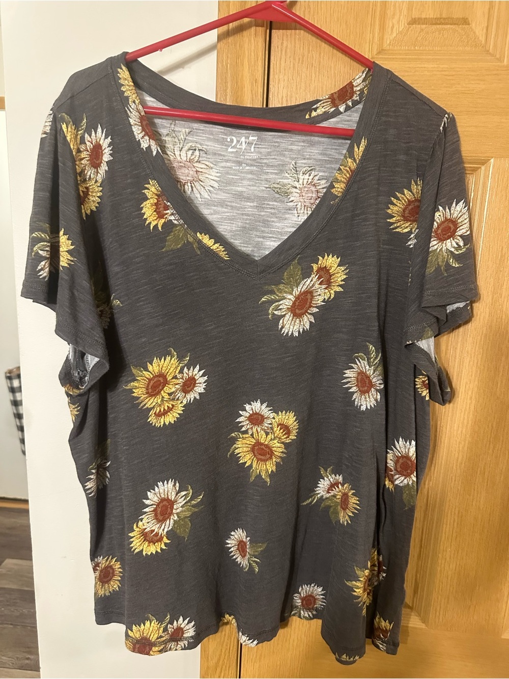 Maurices Charcoal Floral Sunflower V-Neck Short Sleeve Tee